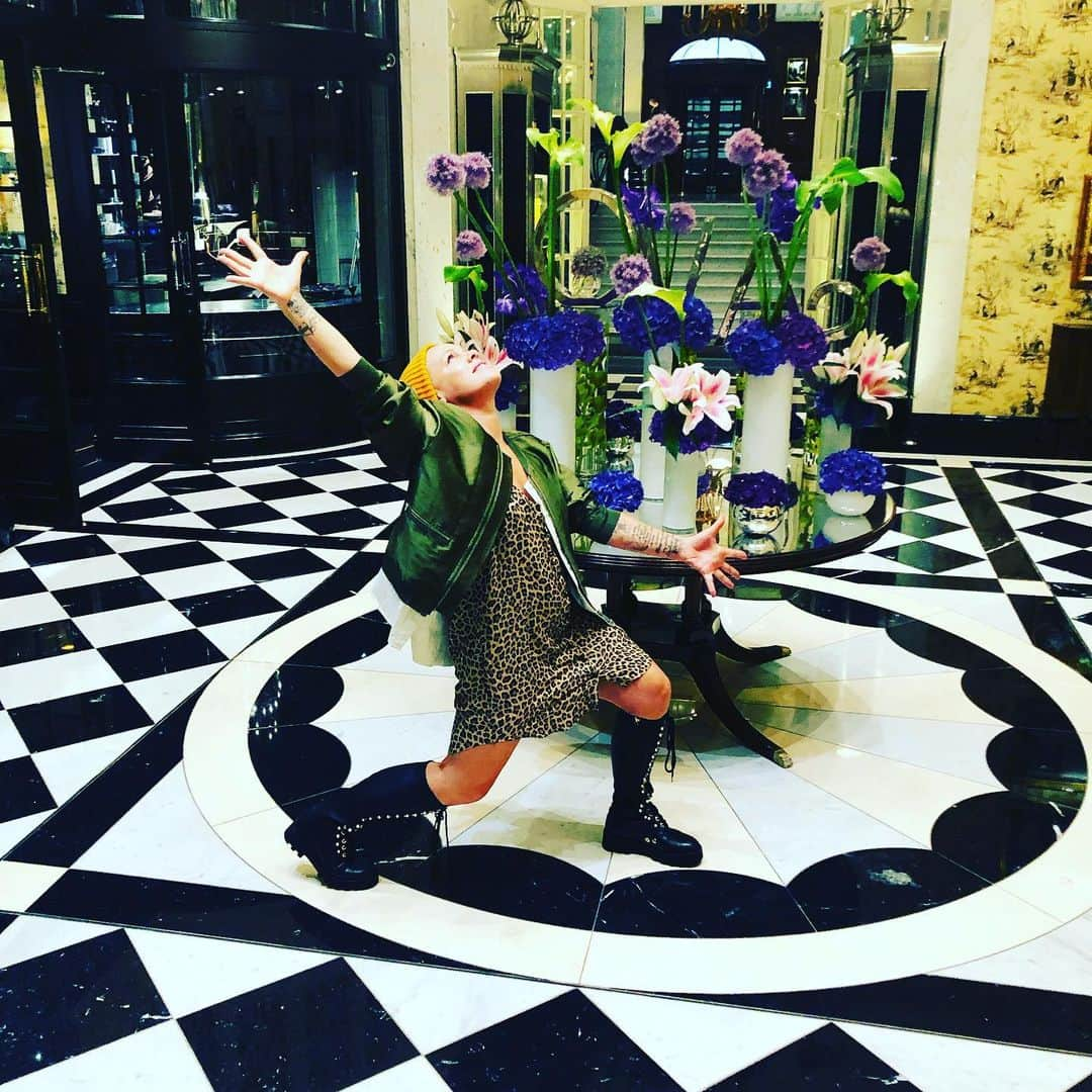 P!nk（ピンク）さんのインスタグラム写真 - (P!nk（ピンク）Instagram)「I love London and I also think I need help getting dressed from now on. Also. Flowers. #savoyhotellondon #tourlife #datenight #atleastimnotinsweatpants」6月27日 11時13分 - pink