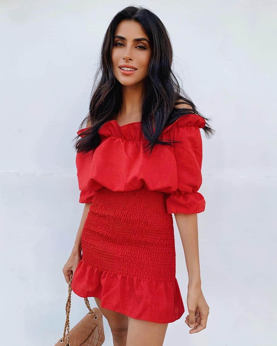 Sazan Hendrixさんのインスタグラム写真 - (Sazan HendrixInstagram)「Can’t decide if I’m channeling 💃🏻 or 🌶 tonight? ✨ Heading to a speaking engagement (😬) going to be doing a lot more of these this year so wish me luck! I always get nervous right before but thankfully I’ve got a really funny husband to distract me until it’s time to speak 🤣 • dress @storets • fresh hair @jenniferaudeon • bag @chanelofficial • makeup @me (wearing @personacosmetics new coral gloss and I’m obsazzed)  #ootn」6月27日 11時09分 - sazan