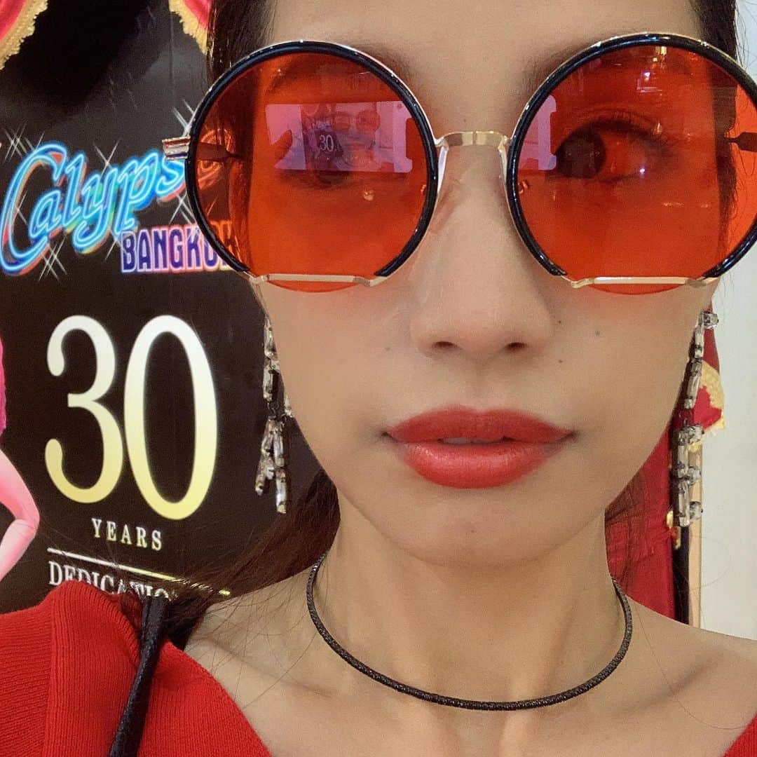 蒼怜奈のインスタグラム：「サングラスが好き🕶  #sunglasses #サングラス #サングラス女子 #red #30 #カリプソ #calypso #ニューハーフショー #見に行った #Thai #bangkok #asiatique #タイ #バンコク #蒼怜奈 #あおいれいな」