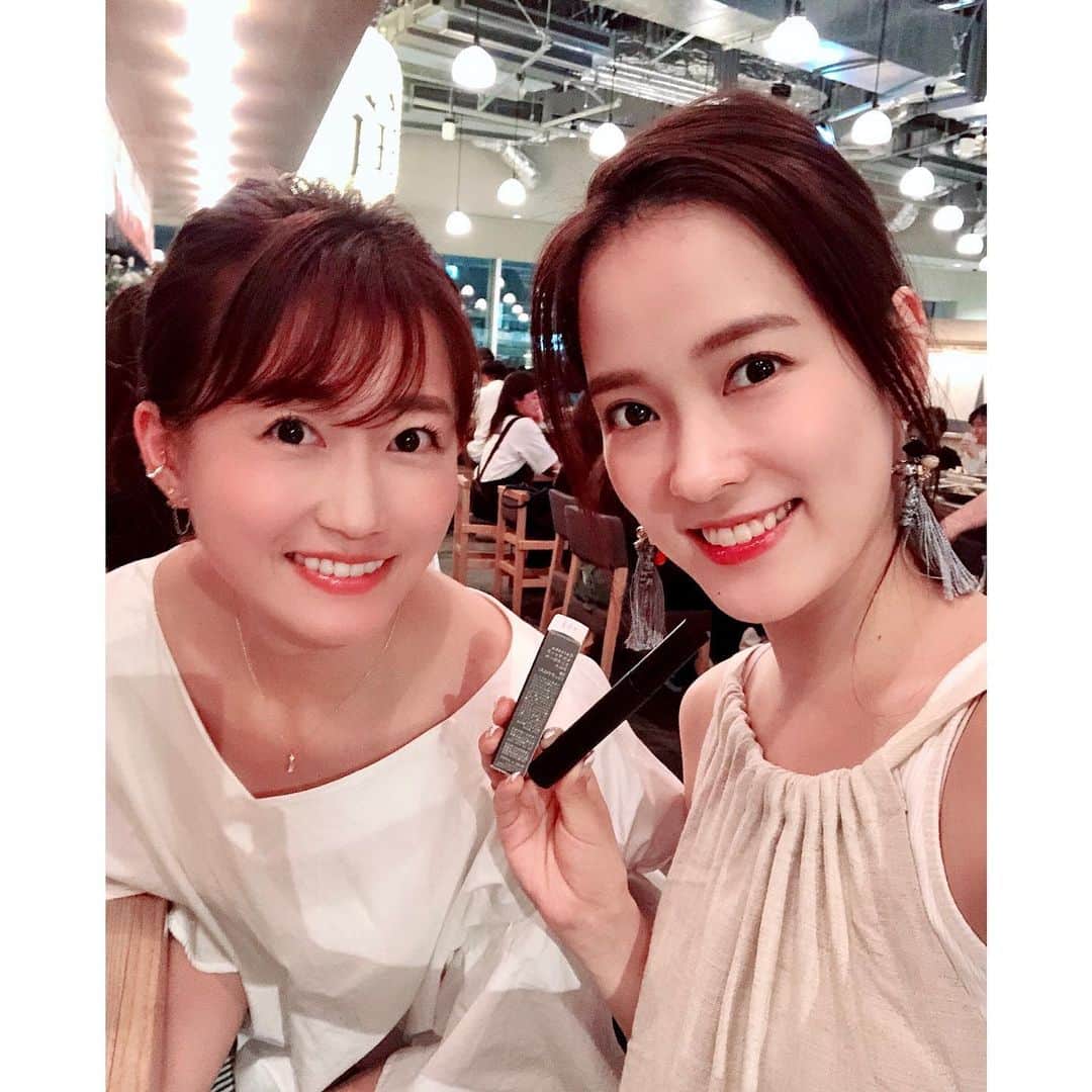 のインスタグラム：「ハイボール飲みながら @tsudamarinal にお買い物の極意を教わったよ💕😍むちゃ興奮した…そして結婚祝いに、ずっと欲しかった @celvoke.jp のコスメをプレゼントしてくれました。美しくて頭キレッキレで自慢の友達だよ🤣 ・ #家電 #家電好き #家電女優 #奈津子 #津田麻莉奈 #競馬女子 #sdn48 #同期」