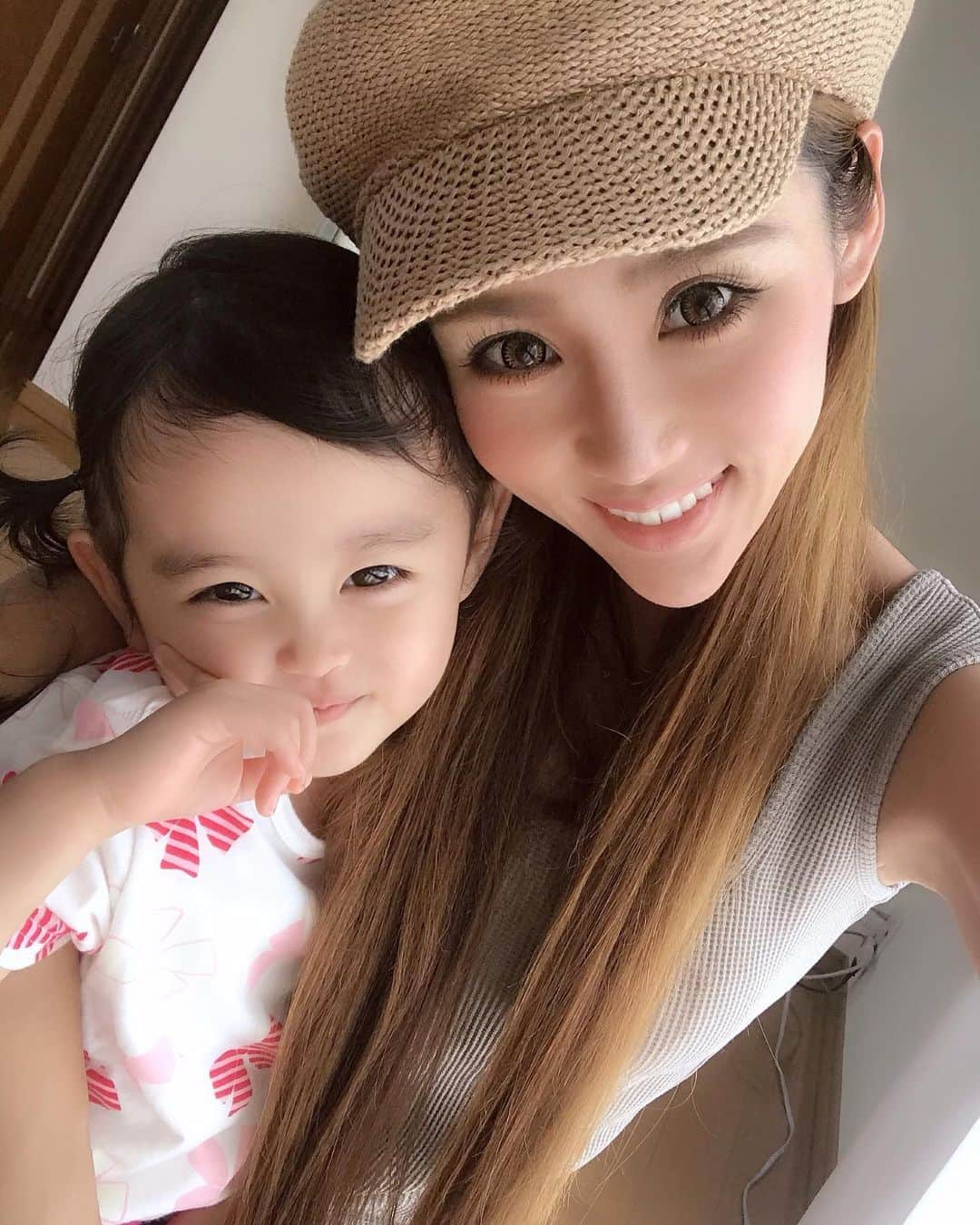 芹澤明日香さんのインスタグラム写真 - (芹澤明日香Instagram)「. . 日に日に女の子になる凜さん👧🏻❤️ 最近は可愛く写真を撮ってくれる♡ 変顔ばっかのときもあるけど🤪 . . #ママライフ #ナチュラルメイク #アラフォー #アラフォーママ #ママさんと繋がりたい  #ママでもおしゃれ #ママでも綺麗に #産後ダイエット  #シングルマザー #仲良し親子 #凜 #diet #workout #ronherman #tiffanyandco  #momfashion #singlemother #sexymom  #모델 #데리룩 #팔로우 #엄마 #데일리룩」6月27日 11時17分 - 1219asuka