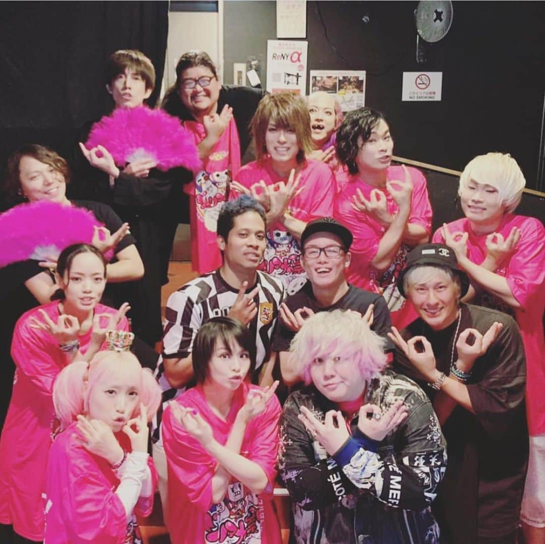 misoNosukeさんのインスタグラム写真 - (misoNosukeInstagram)「. . misoNosukeのみならず！？misonoの親友（松下萌子）にまで、良くして下さり… . しかもMoecoの個展にも、顔を出してくれて！？それだけでも、嬉しいのに… . 『AZとmisoNosukeから』って、差し入れをしてくれていて！？さすが… . @moecochalkartonly  @moecochalkart  @nosukedrummer . . ↓ . #repost by @az_thegold . . misono & エナツの祟りさんとYuさんと皆様と。バブリーーー👌 . . #misono #エナツの祟り #ジュリアナの祟り #az #thegold #live #バブル #バンバンバブル #バブリー #革命 #みんなで #最高か #一緒にバブリーやりてーよ #ウケる」6月27日 11時19分 - misono_koda_official