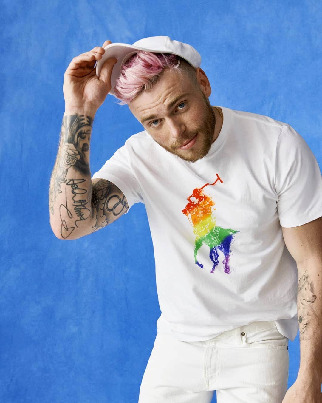 ガス・ケンワージーのインスタグラム：「I'll be hanging out at the Ralph Lauren SoHo store tomorrow, June 27th, from 6:30 to 8:30pm. Come join me for a drink and customize your own Pride shirt! 100% of the proceeds go to the Stonewall Community Foundation so it's actually homophobic if you're in town and don't stop by...」