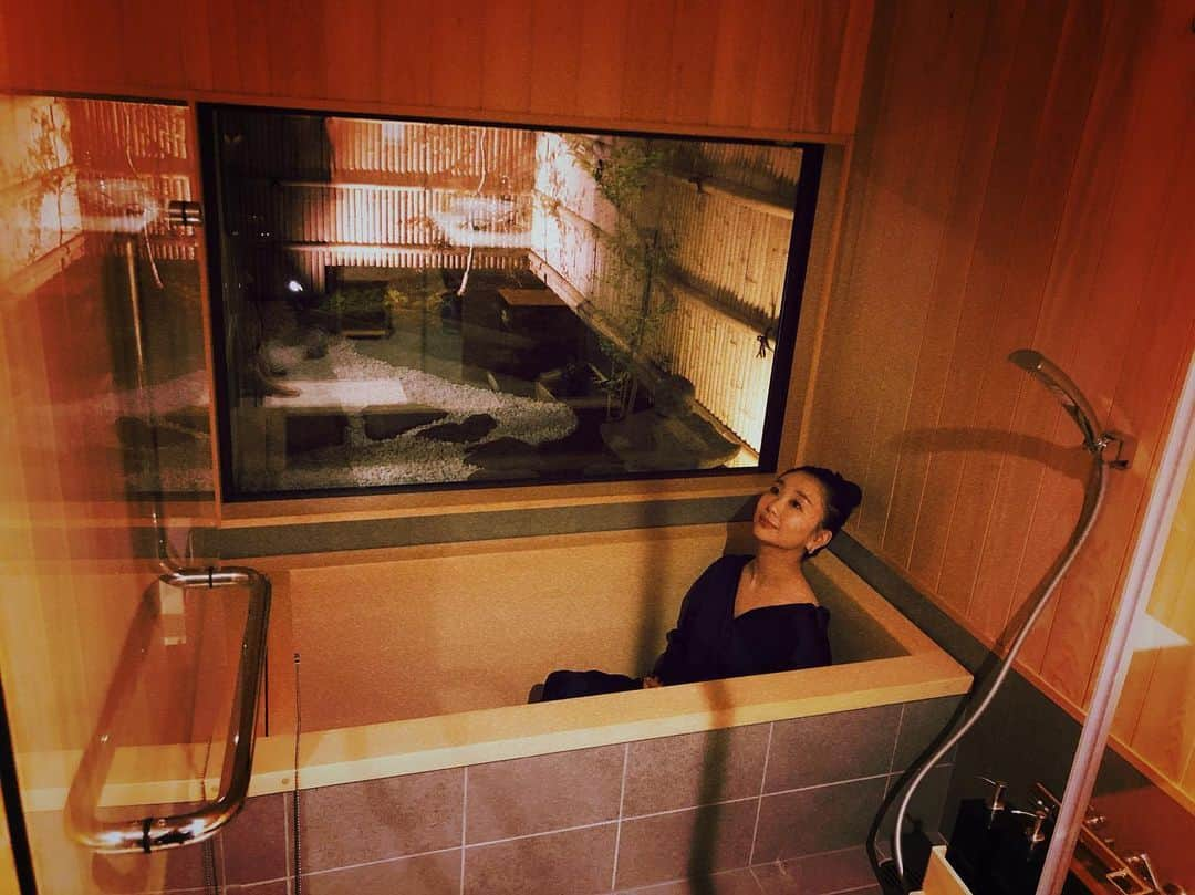 まりゑさんのインスタグラム写真 - (まりゑInstagram)「擬似豪華風呂体験🛀🧼 #リューン風の魔法と滅びの剣  #檜風呂 #風情 #日本 #🇯🇵 #風呂 #座敷童子 #🛀 #金沢」6月27日 11時23分 - manmarumarie