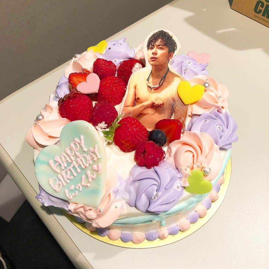 西村真二さんのインスタグラム写真 - (西村真二Instagram)「🎂 #一足先にお祝いしてもらいました #いやケーキでイジってくな #でもありがたい #本当に温かい現場 #ABCラジオ #毎週日曜あさ8時40分から放送 #楽しくお出かけどこ行こラジオ #どこラジ #みなさん是非聴いてください #久保田まや  #ラフレクラン #西村真二」6月27日 11時25分 - shinji_nishimura0630