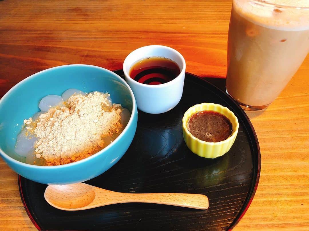 冨森ジャスティンのインスタグラム：「京都で食べたわらび餅ときな粉ラテ！ 大好きなのよね。 めちゃうまかった。」
