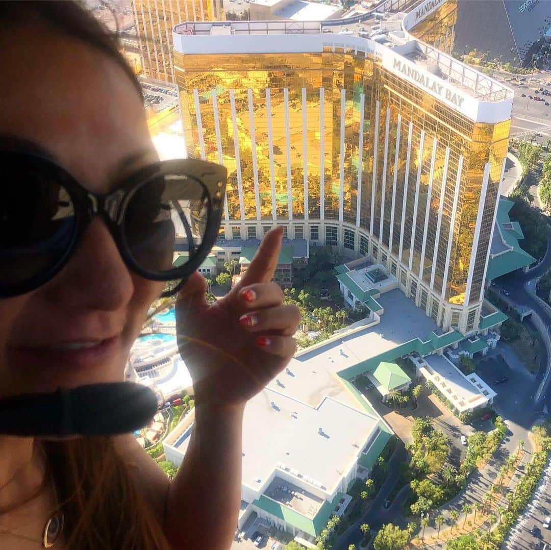 マキ・コニクソンさんのインスタグラム写真 - (マキ・コニクソンInstagram)「Hello from Sunny Las Vegas! 暑いラスベガスからこんちーす！💦😎 今日はヘリコプターツアーを申し込んだよぉ！それも窓&ドアがないヘリ！🚁 ロコキャニオンとラスベガスの街の上空を飛ぶコース！あっという間だったけど凄くスリリングで楽しかったよ！本当はグランドキャニオンまで行きたかったけど朝から1日がかりのツアーだったからやめましたっ。 今度は夜間飛行のツアーに申し込むつもり！👍🏼 今日はラスベガス最終日！ 最後まで楽しむぞぃ！ #ラスベガスのおすそ分け🤙🏼 #パイロットがイケメンだった！😊」6月27日 11時39分 - makikonikson