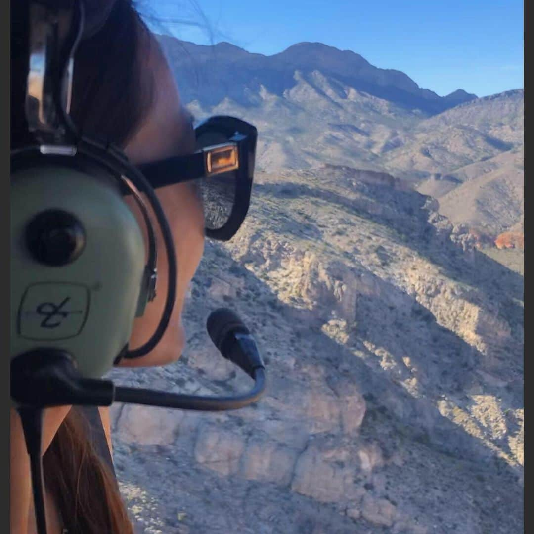 マキ・コニクソンさんのインスタグラム写真 - (マキ・コニクソンInstagram)「Hello from Sunny Las Vegas! 暑いラスベガスからこんちーす！💦😎 今日はヘリコプターツアーを申し込んだよぉ！それも窓&ドアがないヘリ！🚁 ロコキャニオンとラスベガスの街の上空を飛ぶコース！あっという間だったけど凄くスリリングで楽しかったよ！本当はグランドキャニオンまで行きたかったけど朝から1日がかりのツアーだったからやめましたっ。 今度は夜間飛行のツアーに申し込むつもり！👍🏼 今日はラスベガス最終日！ 最後まで楽しむぞぃ！ #ラスベガスのおすそ分け🤙🏼 #パイロットがイケメンだった！😊」6月27日 11時39分 - makikonikson