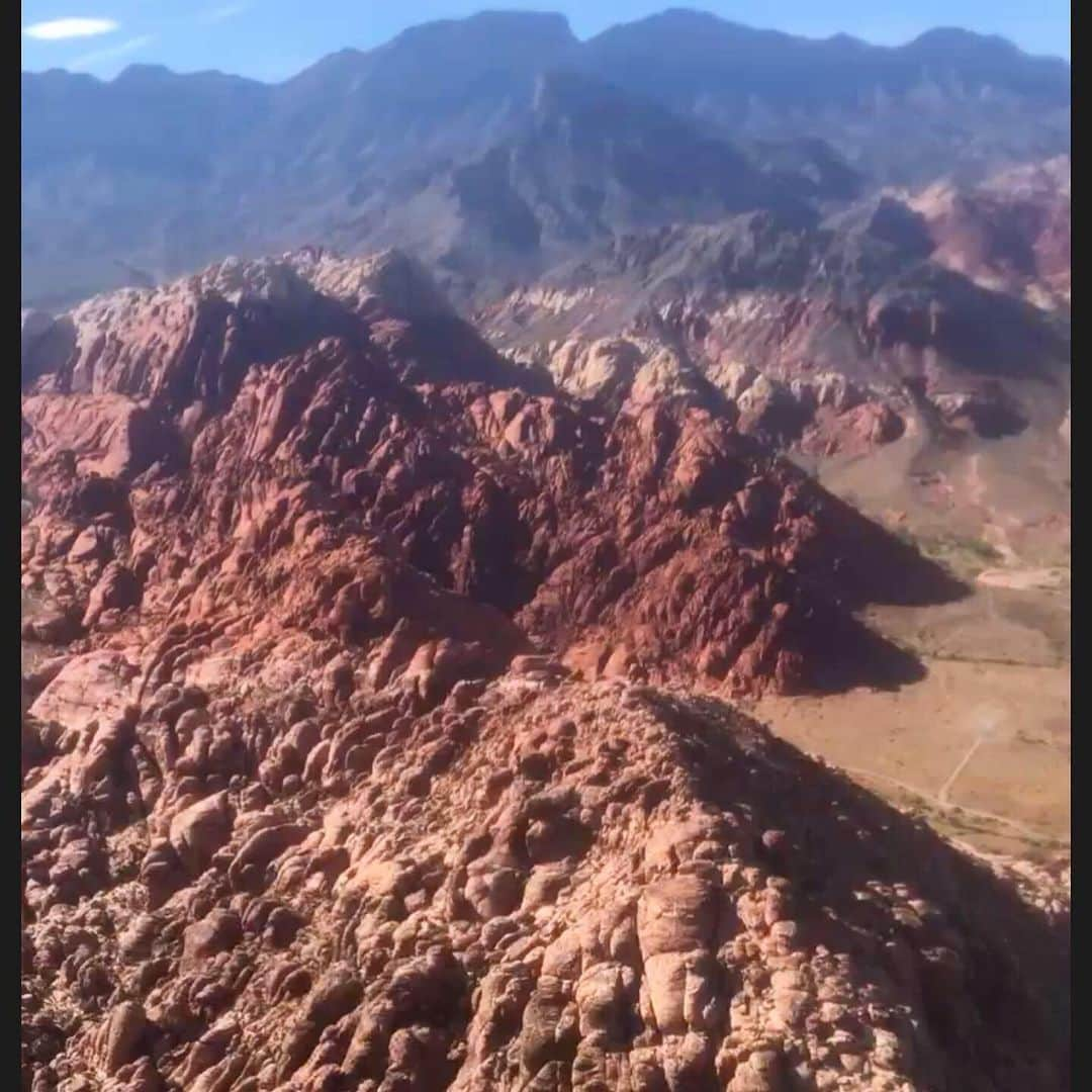 マキ・コニクソンさんのインスタグラム写真 - (マキ・コニクソンInstagram)「Hello from Sunny Las Vegas! 暑いラスベガスからこんちーす！💦😎 今日はヘリコプターツアーを申し込んだよぉ！それも窓&ドアがないヘリ！🚁 ロコキャニオンとラスベガスの街の上空を飛ぶコース！あっという間だったけど凄くスリリングで楽しかったよ！本当はグランドキャニオンまで行きたかったけど朝から1日がかりのツアーだったからやめましたっ。 今度は夜間飛行のツアーに申し込むつもり！👍🏼 今日はラスベガス最終日！ 最後まで楽しむぞぃ！ #ラスベガスのおすそ分け🤙🏼 #パイロットがイケメンだった！😊」6月27日 11時39分 - makikonikson