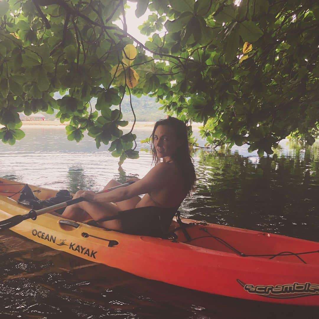 ブリアナ・エヴィガンのインスタグラム：「Jungle life... my favorite life. 🧝🏽‍♀️」