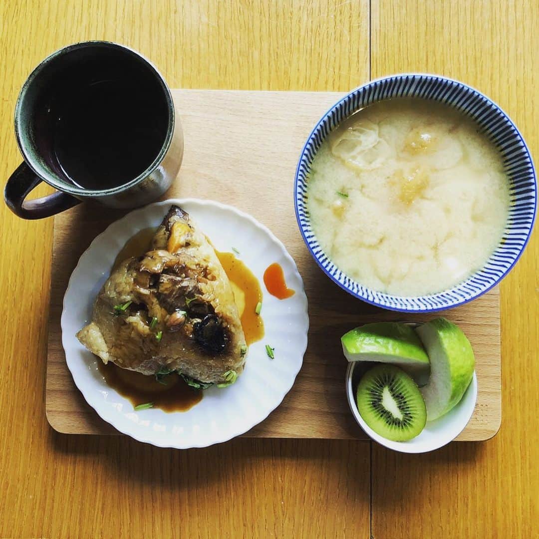フィガロジャポンさんのインスタグラム写真 - (フィガロジャポンInstagram)「絶賛発売中の台湾特集号で取材した台南の宿「古根文旅」の朝ごはん。台湾ではおなじみのちまきですが、日本では朝なかなか食べないのでうれしい！お味噌汁は日本のものより甘めです。 編集MS  #台湾旅行  #台湾グルメ  #台南美食  #あさごはん」6月27日 11時33分 - madamefigarojapon
