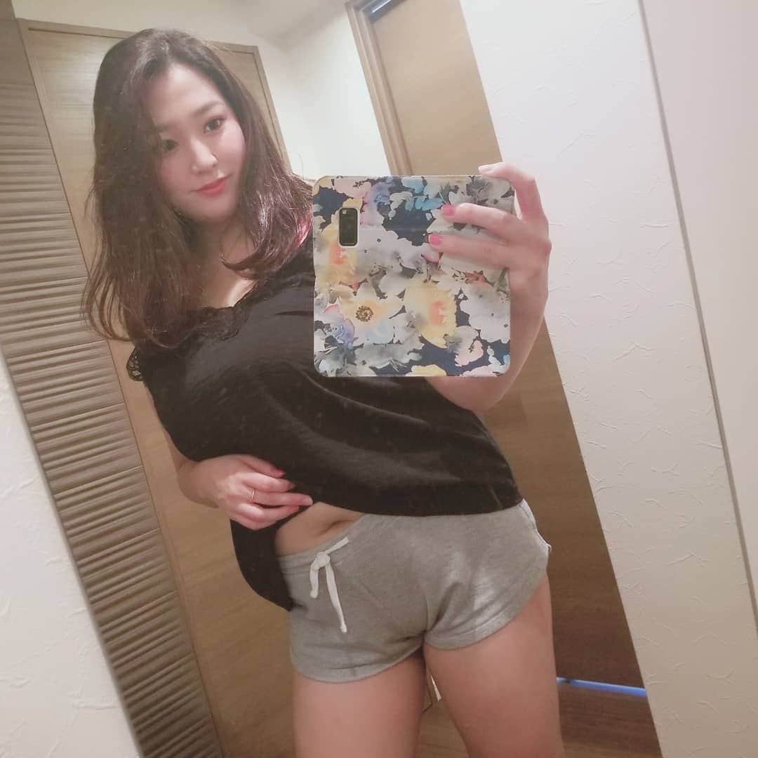 うさまりあのインスタグラム：「． ． おはろー💕 ． ． 　ROOMWERE👙  @hm ． ． あんまりTシャツでねない(笑)キャミに短パン派🙆  #ootd  #code #グラマープリンセス #うさまりあ #ぽっちゃりモデル  #大きいサイズ #ぽっちゃりコーデ  #ぽっちゃり女子 #プラスサイズ #下着」