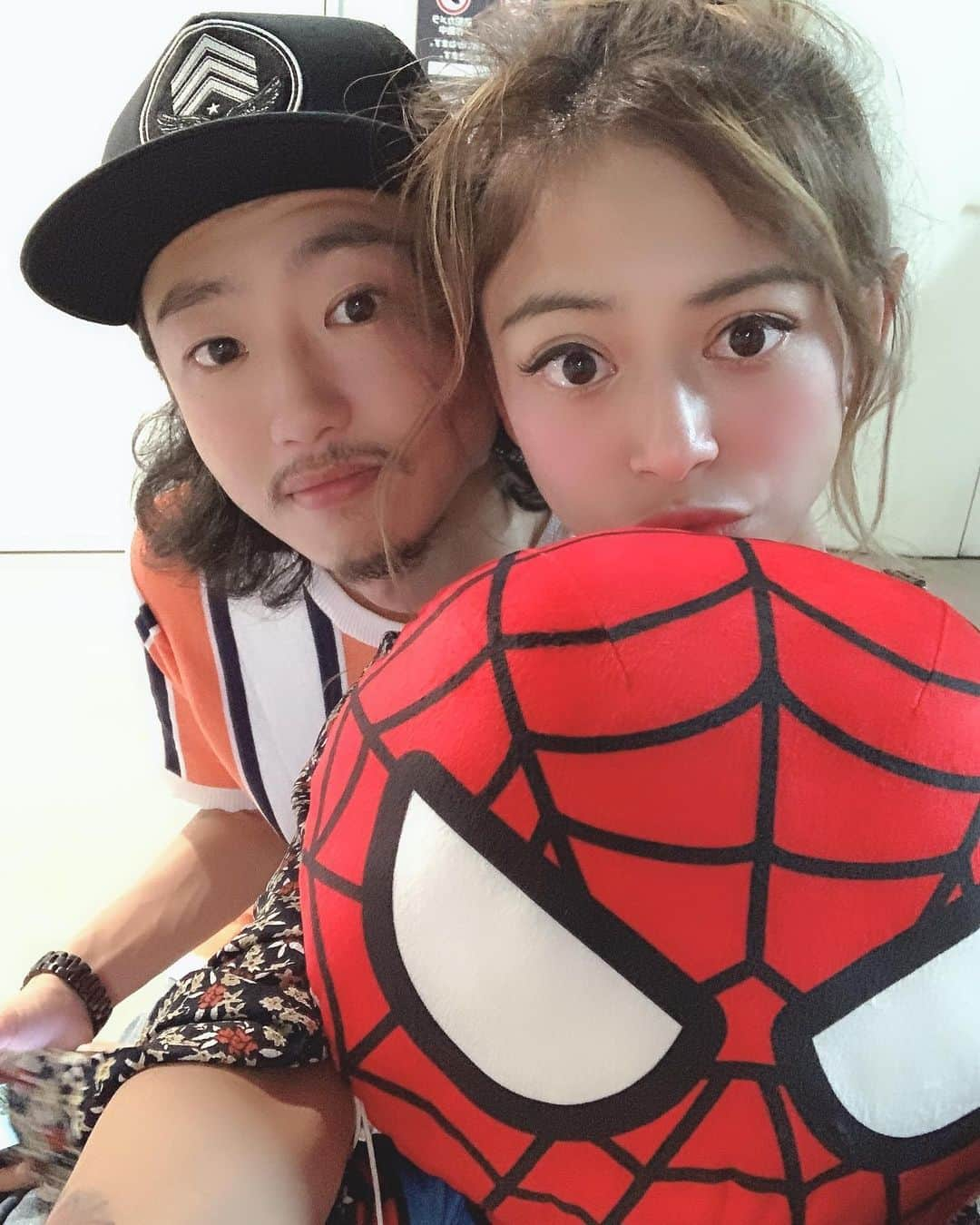 間宮梨花さんのインスタグラム写真 - (間宮梨花Instagram)「我が家にさいきん仲間入りしたスパイダーマンくん☺️👍❤️旦那くんが2700円かけてとってくれた！笑 安いのか高いのか？？？ そしてダイソンエアラップかってもらったぁ💕💕💕💕いえーい❤️❤️❤️❤️ #スパイダーマン #ユーホーキャッチャー #ダイソンエアラップ」6月27日 11時48分 - rika_aizawa0329