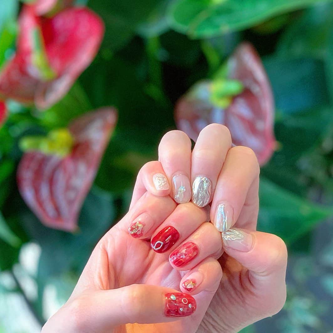 雨宮みずきさんのインスタグラム写真 - (雨宮みずきInstagram)「． 初#アシンメトリーネイル 💅 @inails_sumire にやりたい イメージ伝えたら可愛くしてくれた🥺💕 さすがすぎる！！ いつもありがとう〜❣️ ． 右手はシルバーのニュアンスネイル🖤 左手は少し暗めの赤なんだけど クリアが混ざってるから夏らしさ のある赤ネイルも気に入ってるよ❤️ ． #inails #アイネイルズ #ネイルドプリエ #横浜ネイルサロン #横浜ネイル #ニュアンスネイル #デザインネイル #ネイルデザイン #クリアネイル #ネイルアート #キラキラネイル #シェルネイル #トレンドネイル #おしゃれネイル #夏ネイル #2019ss #nailstagram #nailsofinstagram」6月27日 11時48分 - ammymzk0926