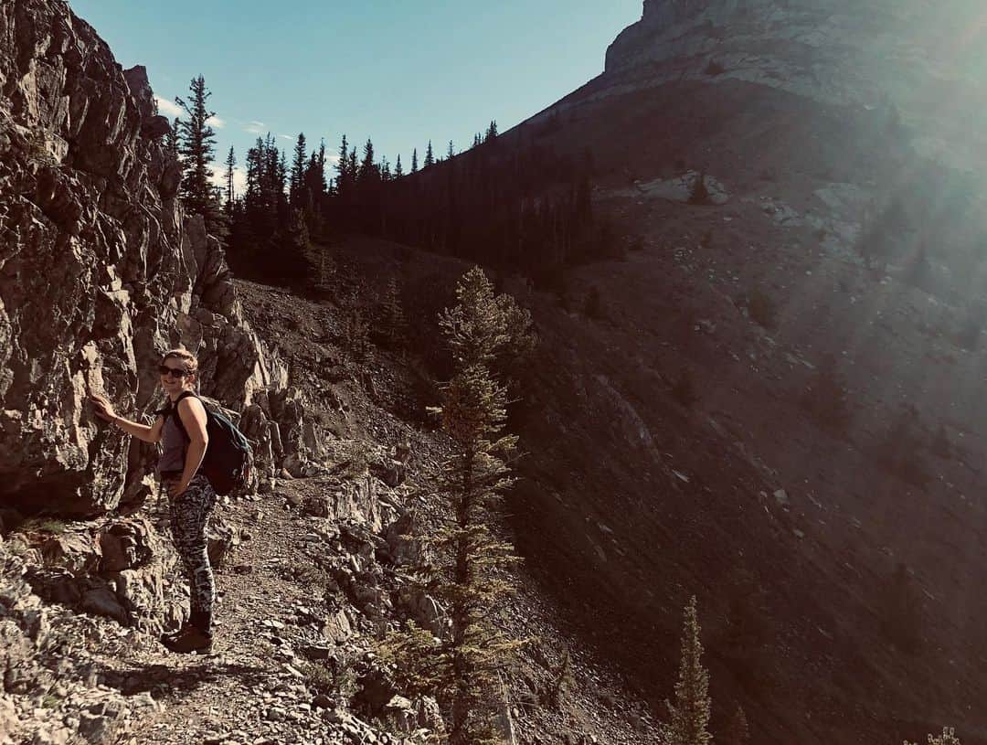 ヘイリー・ベルさんのインスタグラム写真 - (ヘイリー・ベルInstagram)「The risk to view ratio was well worth it 🏔 . . . #kananaskiscountry #mountbaldy #ridgewalk  #explorealberta #canadianrockies #hiking #explore #2xu」6月27日 11時41分 - hayleighbell