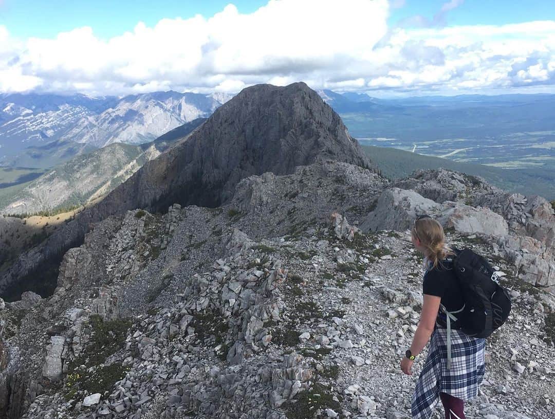 ヘイリー・ベルさんのインスタグラム写真 - (ヘイリー・ベルInstagram)「The risk to view ratio was well worth it 🏔 . . . #kananaskiscountry #mountbaldy #ridgewalk  #explorealberta #canadianrockies #hiking #explore #2xu」6月27日 11時41分 - hayleighbell