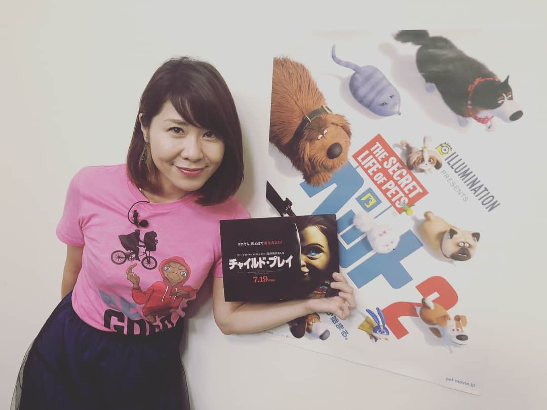 伊藤さとりさんのインスタグラム写真 - (伊藤さとりInstagram)「個人的オススメ新作映画を 毎月公開作から毎週 ピックアップして伝える 映画番組 「映画が好きすぎて」 マイデジ (YouTube)にて 配信中。  7月も面白い映画が たくさんありました。  個人的には アメリカでチャッキーが ウッディ達に挑戦状を 突き付けるような挑発的な ビジュアルがツボだった 人形対決 「チャイルド・プレイ」 VS 「トイ・ストーリー4」  昨日、二本立てでこれらを 試写で見て 大笑いの連続で 幸福な気持ちに包まれていた という状態。 ええ、どっちも見てほしい 期待を裏切らない映画で 良かったー！  #チャイルドプレイ #トイストーリー  #ペット2 #存在のない子供たち  #ガール #映画が好きすぎて  #映画情報 #映画情報番組  #映画解説 #映画感想  #マイデジ #映画好きな人と繋がりたい  #洋画好きな人と繋がりたい  #洋画 #映画好きな人と繋がりたい  #面白い #秀作 #シリーズもの  #アニメ #人形 #映画  #映画キャラクター  #映画レビュー」6月27日 11時46分 - ito_satori