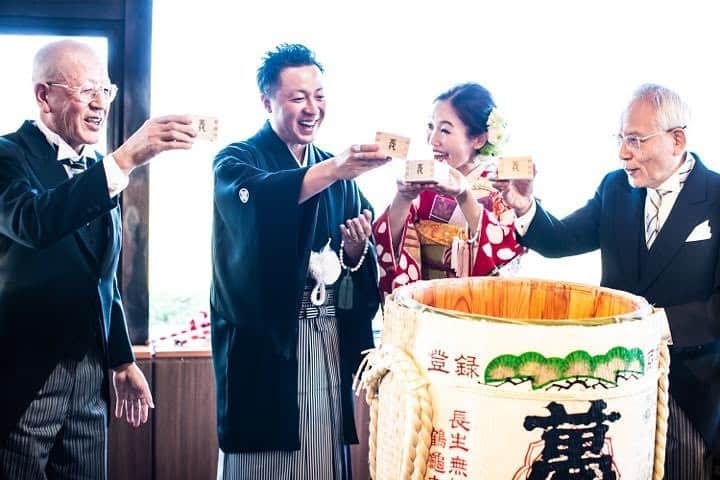 のインスタグラム：「ご新郎ご新婦様、ご家族様との鏡開きを終えた後、樽酒で乾杯🥂 このあとはゲストの皆様にも 樽酒のサービスを行いました☺️ どのお写真を見ても、 ご新婦様の幸せそうな笑顔が 目に焼き付いて、印象的です♡ . . . #orbweddingreport -お問い合わせ--------------------------- ＠LINEからもお気軽にご連絡いただけます🙆‍♀️ 🆔@orb_wedding(@マーク含む) ☎︎ 0120-790-479 トップページのHPからもご覧くださいませ♡ ----------------------------------------- #ルイガンズ#振袖花嫁 #結婚式 #前撮#フォトウェディング#卒花嫁 #プレ花嫁 #日本中のプレ花嫁さんと繋がりたい #式場探し #ドレス探し #結婚式準備#運命の1着#パーティレポート #式場探しレポ #ドレス探しの旅 #結婚式準備のお手伝い #2019夏婚 #2019秋婚 #2019冬婚 #和装#令和婚 #photooftheday #picoftheday #tagforlikes #follow#色打掛#酒樽#樽酒#鏡開き」