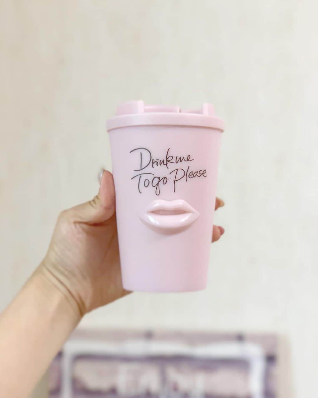 のインスタグラム：「BD present♡﻿ ﻿ ﻿ 少しずつ開け始めてます♡﻿ ﻿ なんだか少しずつ楽しみをとっときたいので﻿ 全部一気に開けない派✨☻﻿ ﻿ なんていうか、小さい時にクリスマスのカウントダウンするカレンダー式のチョコあったでしょ？﻿ ﻿ ﻿ あんな感じでワクワクするの♡﻿ ﻿ ﻿ Francfrancのラッピングには﻿ 超絶可愛いコーヒーボトル💋﻿ ﻿ 色もチャームポイントの口も、本当まさにナイスすぎる！﻿ ﻿ ﻿ 車の運転する時に使うこーゆーの欲しくて﻿ 買おうと思ってたから、﻿ やっぱ友達って趣味わかってるしマジナイス♡☻﻿ ﻿ ﻿ Thanks♡  @naaao1022」