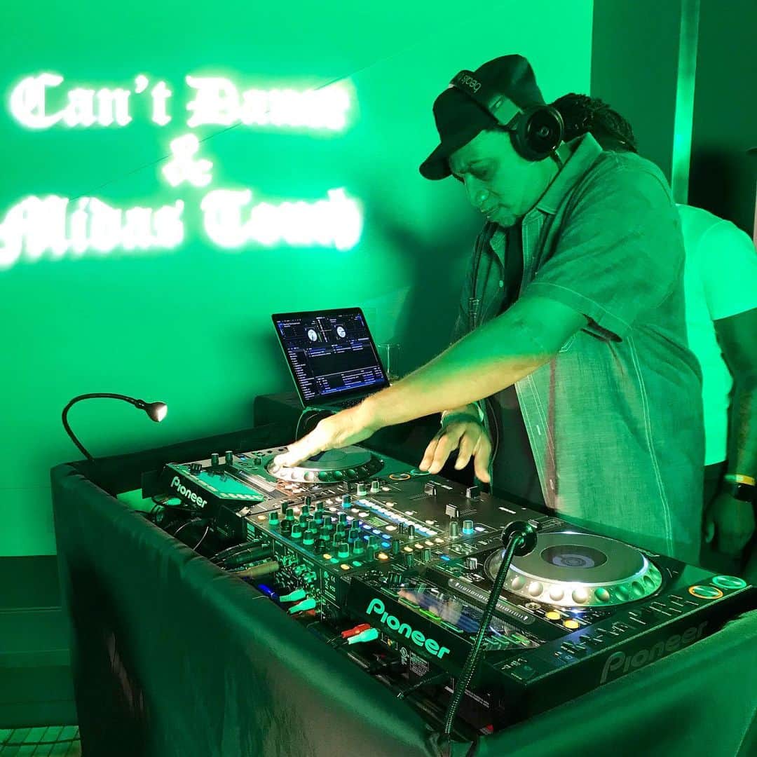ファンクマスター・フレックスのインスタグラム：「Shhhhh! Private Event! Slick Rick/YouTube event! @kooldjredalert on the set! Amazing time! Great vibes! Mandy, Dj Kaos, Ralph McDaniels, Salaam!!! @litdigitaldjs」