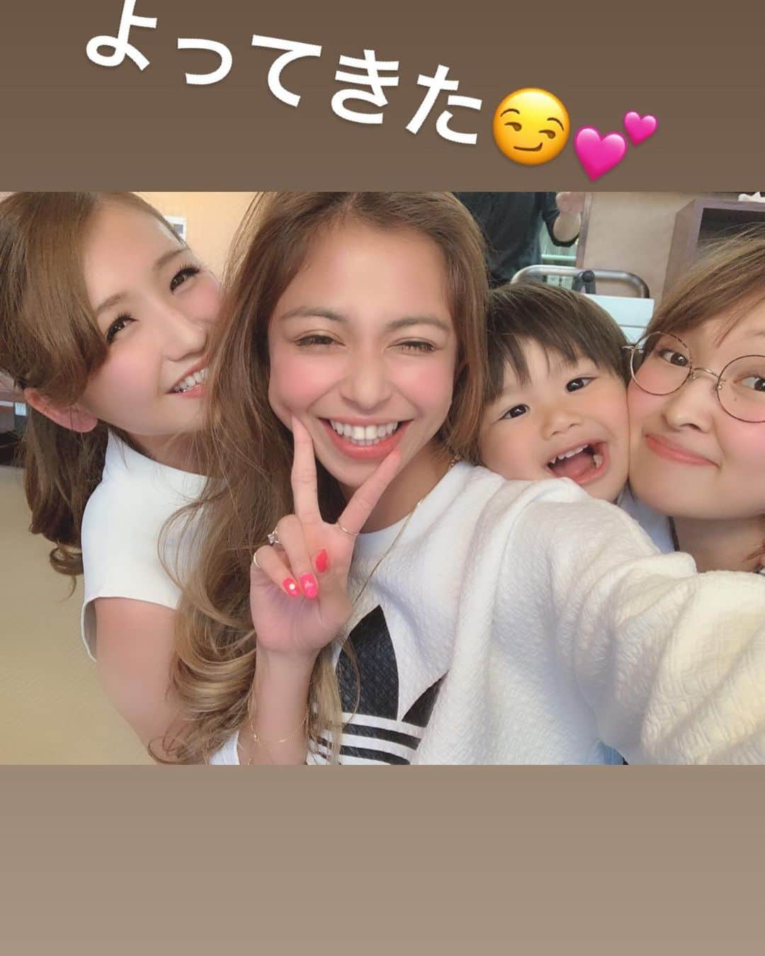 間宮梨花さんのインスタグラム写真 - (間宮梨花Instagram)「りほくんと王子と久々すぎる、あらとランチ☺️🤲❤️あらに結婚祝いに @marimekko のエプロンもらっちゃった🤭💕かわいすぎるー！！ありがとう👶🤲🤲昼からのんでたくさん笑ったなぁ😏👍🏼👍🏼 #昼飲み #ランチ #幼馴染 #焼肉 #王子 #笑いすぎた」6月27日 11時58分 - rika_aizawa0329