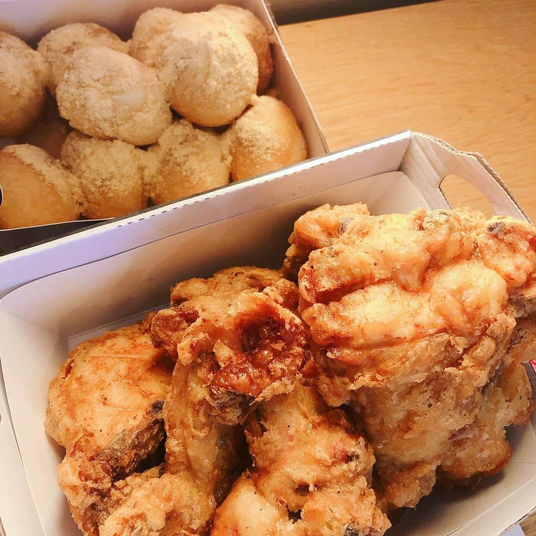 高橋花林のインスタグラム：「【 #東大門 】 #bbqチキン  チキンテイクアウトは鉄板でしょー！ ということで、東大門で夜中の買い物した後にチキン決め込んだよ。  夜中の2時ごろまで営業してるらしく、1時30分くらいに行ったけどおばちゃんが優しく迎え入れてくれた〜！ .  チキンはオリジナル味を注文。衣がサクサク！そのままでも美味しいけど、付属のヤンニョムソースかけて食べたら最高。 お肉はぐにゃぐにゃじゃなくて、さっぱりしてたのがわたし的に嬉しかった！！ （しょっぱい味が好きだから途中で塩が欲しくなりました。） チーズボールも美味しかった！クリームチーズが入っててあまじょっぱい。 . #韓国旅行 #韓国女子旅 #韓国グルメ #東大門ナイトショッピング」