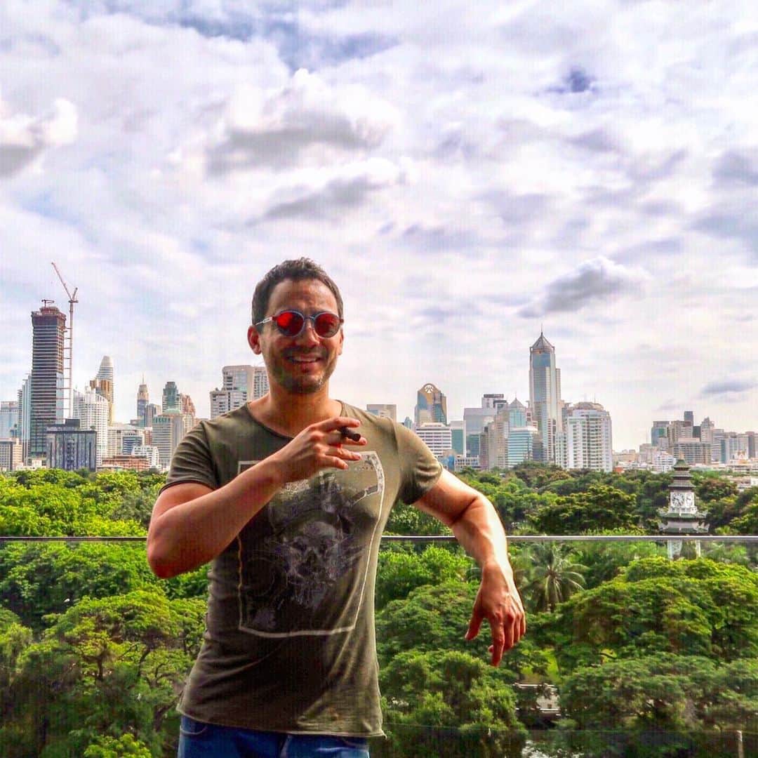 のインスタグラム：「Hello my friends🥂Chilling morning for Roman Gladiator😂 Good morning from Lumpini Park, Bangkok🇹🇭お疲れ様です！今日のバンコクは32度です☀️ Lavoro troppo! Sto a fa proprio la botta😂👍 #ベリッシモ #料理研究家 #francescobellissimo #chef #tvchef #celebritychef #bangkok #sobangkok #sosofitelbangkok #lumpiniparkbangkok #thailand  #cigar #イタリアの種馬 #italianindipendent #italianindipendentjapan #pictureoftheday #italian #italianstyle #coattoromano #イケメン #タイ #バンコク #vip #luxurylifestyle #allafacciavostra #enjoylife」