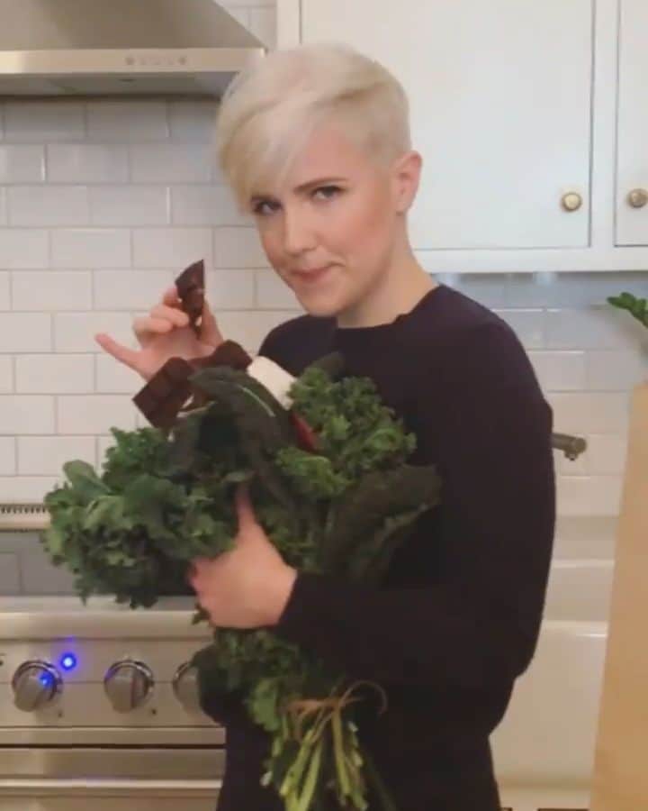 ハナー・ハートのインスタグラム：「We all have our secrets.」