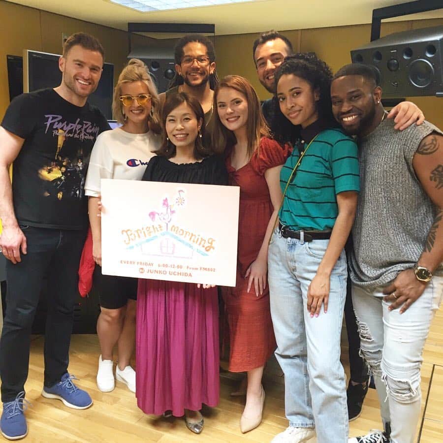 のインスタグラム：「FM802 BRIGHT MORNING、DCappellaとDedachiKenta、W来日ゲスト!  ディズニー公式アカペラグループDCappella、なんと、アカペラで美女と野獣、アラジンの名曲をスタジオライブで披露してくださいました♬7人の歌声が重なってゆく様子をお楽しみください。  DedachiKentaさんは、夏休みでL.A.から帰国中！キャンパスライフ、曲作りのエピソードなど、気になることいろいろ聞かせていただきました。歌声はもちろん、話し声も素敵で、L.A.の街の様子もイメージ膨らんだなぁ。現在、アルバム製作中のようです。楽しみ！  #dcappella #ディカペラ #dedachikenta  #fm802 #brightmorning #タイムフリーで聞けます」