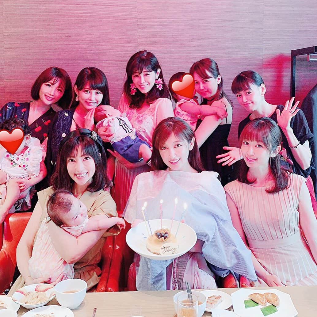 美馬怜子のインスタグラム：「悠里ちゃんにお誘いいただき、とっても楽しくて賑やかなママ友ランチ会に行ってきたよ🤗💕 そこでは、熊田曜子ちゃんのバースデーをサプライズでお祝い🎂✨ みんなキラキラしたママばかりで、とっても良い刺激をいただきました❤️ ＊ ＊ 庄司ゆうこちゃん、ももちゃんとも会えました💕同じ誕生日の息子と、ももちゃんの成長が嬉しい😃❤️ . #ママ友 #ママ友ランチ」