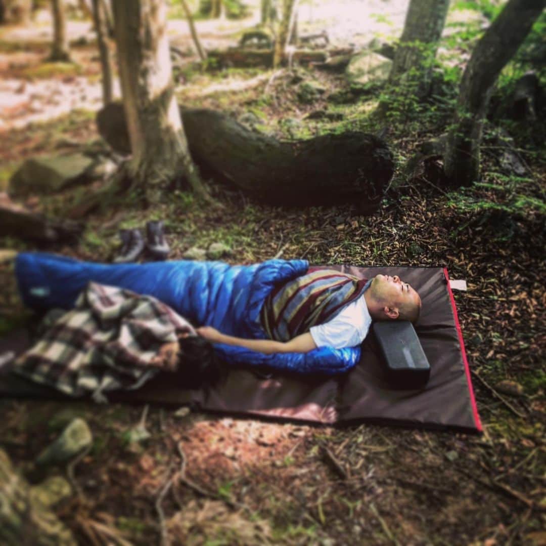 あばれる君さんのインスタグラム写真 - (あばれる君Instagram)「先日行ったキャンプ2日目、川の音が聴こえる森の中でただただ昼寝をするというディズニー映画にも引けを取らない至極の時間を過ごしました。違うところといえば眠っているのが美女ではなくハゲだという事ぐらいでしょう。 「眠れる森のハゲ」この後、カナブンのキスで目が覚めました。」6月27日 12時23分 - abarerukun