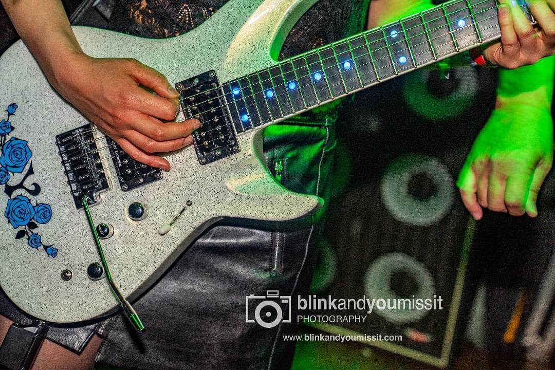 のインスタグラム：「My ESP guitar in Camden Rocks Festival ©Derek D’Souza at www.blinkandyoumissit.com ＃D_Drive #yuki #esp #guitar #LED #blueroses #white #rock #metal #marshallrecords #ギター」