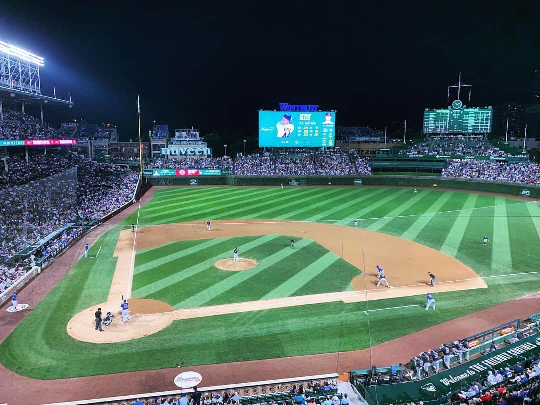Jimmy Eat Worldのインスタグラム：「Rizzo has the best walk up music. Go Cubs. See all you Chicagoans tomorrow.」