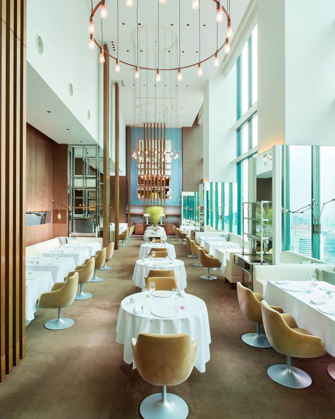 Conrad Tokyoのインスタグラム：「高さ7mの窓から望む汐留のダイナミックな景色と、開放的なキッチン、モダンな内装が見事に調和した空間で優雅なランチタイムを。 http://ow.ly/RBqa30fy68s Enjoy fully immersive dining experience at #Collage #コンラッド東京 #ホテル #汐留 #東京 #日本 #新橋 #銀座 #フレンチ #コラージュ #ワイン #シャンパーニュ #ランチ #グルメ #マリアージュ #ConradTokyo #StayInspired #Conrad #hotel #Tokyo #Japan #Shiodome #Shinbashi #collage #wine #lunch #french #champagne #collage」