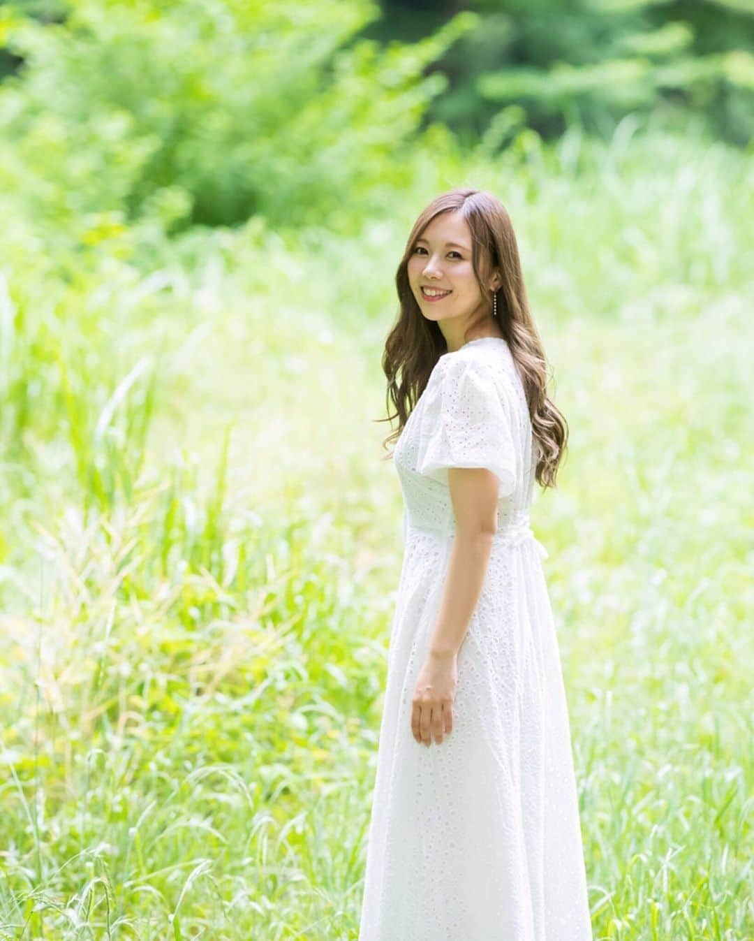 西村季里子のインスタグラム：「・ 新宿御苑にて🌿 夕方行ったのに、 カメラが良すぎてこんなに明るく🌞 一周しながらいろいろ撮影できて 楽しかったな〜〜🌷 LINE BLOGのヘッダー画像を変えたかったから これにしようかな🤗🌷🌷 山の中で育ったから緑好き💚 #撮影#ポートレート#新宿御苑#新宿#御苑 #緑#公園#ワンピ#ワンピース#code#ootd  #乃木坂46#白石麻衣#まいやん#アイドル #camera#カメラ#カメラマン#follow#followme」