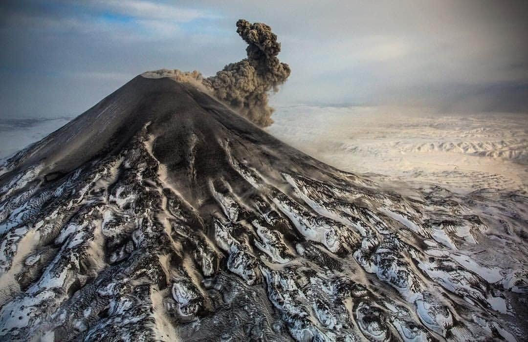 ナショナルジオグラフィックさんのインスタグラム写真 - (ナショナルジオグラフィックInstagram)「Photo by Jimmy Chin @jimmychin | Land before time: The Kamchatka Peninsula is one of the more surreal landscapes in the world, and also has the highest density of active volcanoes anywhere on the planet. For more images of adventures around the world, follow @jimmychin」6月27日 12時32分 - natgeo