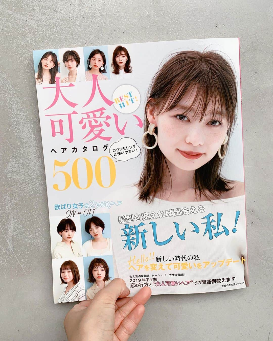 Ramie 山下未紗さんのインスタグラム写真 - (Ramie 山下未紗Instagram)「_ 只今、『大人の愛されヘアカタログ500』 書店にて発売中です(^^)♩ . 大人カジュアルな雰囲気に 品と女性らしさを兼ね揃えた外ハネボブを 提案させて頂いております！ . この夏、ヘアスタイルにお悩みの方は ご覧下さいませ☺️🌿 . まいかちゃんありがとう😊 . #Killa#bob#ボブ#前髪なしボブ#ミニボブ#外ハネ#切りっぱなしボブ#外国人風カラー#アディクシーカラー#イルミナカラー#グレージュ#ハイライト#3dカラー#ブリーチなし#ミルクティーベージュ#ショートヘア#ショートヘア#マッシュショート#バッサリカット#ハンサムショート#ヘアカタログ#ヘア撮影」6月27日 12時39分 - misa_yamashita