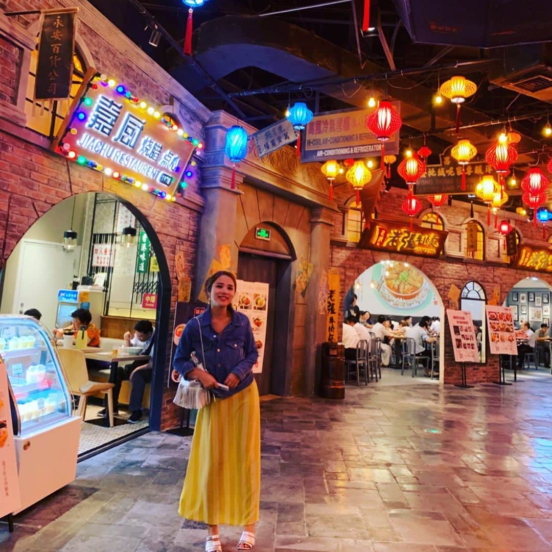 鈴木涼美さんのインスタグラム写真 - (鈴木涼美Instagram)「Shanghai Baby. 上海・世紀大道の地下街。 レトロな外装の中に、スイーツから食堂から色々レストラン。 世紀大道駅直結の巨大モール世紀匯広場の地下二階だよ。シティ系の旅行はその街の普通の住人が食べてるものにキョーミあるけど、上海もやはり日本並みに英語が通じないので結構苦労したなぁ。でも、中国の中華あんまり美味しくないっていう人もいるけど、どれも美味しかった！  唯一不味かったのは、浦東空港内の中国東方航空のラウンジブッフェのパンプキンスープ！マジで水！甘い水！何があった？？ #shanghai #china #shijidadao #上海 #世紀大道 #世紀匯広場 #レトロ #レトロ建築」6月27日 12時40分 - suzumisuzuki