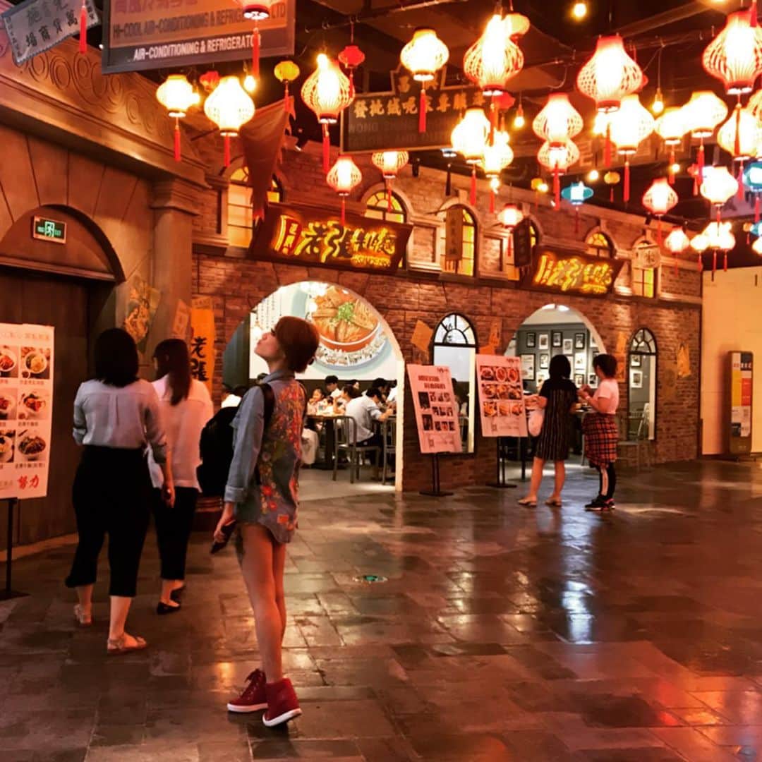 鈴木涼美さんのインスタグラム写真 - (鈴木涼美Instagram)「Shanghai Baby. 上海・世紀大道の地下街。 レトロな外装の中に、スイーツから食堂から色々レストラン。 世紀大道駅直結の巨大モール世紀匯広場の地下二階だよ。シティ系の旅行はその街の普通の住人が食べてるものにキョーミあるけど、上海もやはり日本並みに英語が通じないので結構苦労したなぁ。でも、中国の中華あんまり美味しくないっていう人もいるけど、どれも美味しかった！  唯一不味かったのは、浦東空港内の中国東方航空のラウンジブッフェのパンプキンスープ！マジで水！甘い水！何があった？？ #shanghai #china #shijidadao #上海 #世紀大道 #世紀匯広場 #レトロ #レトロ建築」6月27日 12時40分 - suzumisuzuki