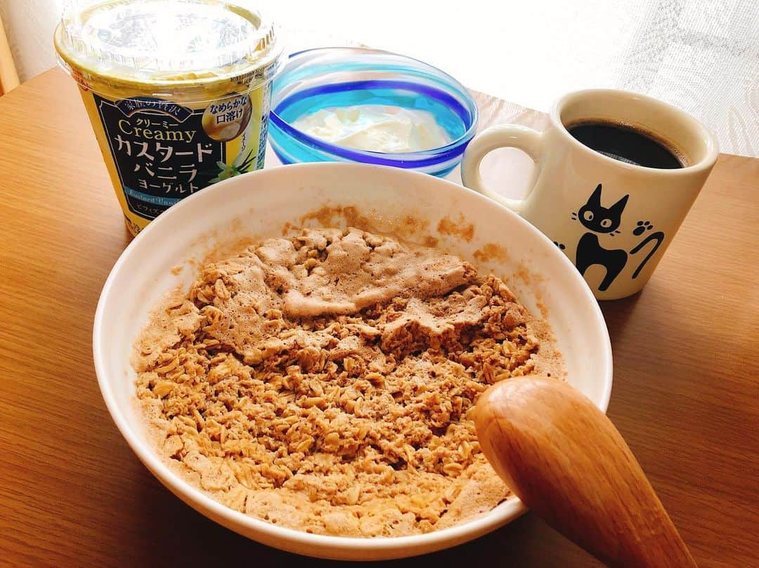 ゆりあさんのインスタグラム写真 - (ゆりあInstagram)「. . . . #砂漠ミール  #オートミオ 🥣🥣 プロテインは @b_st_protein ぶつぶつなし。 . . . マッチョな選手がお気に入りの #カスタードバニラヨーグルト . 水野にいさんと、こんがり氏の おかげで人生で初めてヨーグルトを うんまいものと認識しましたw . . . 顔と目が腫れて 勢いで心のままに大福三個食べましたが つぶあん、こしあん、草 特にダメージありませんでした(*´ｪ｀*) . . . オフにしようと思ったけど なんか休みたくないので 脚やろうと思います🦵🏻🦵🏻🦵🏻 #オフの仕方を忘れた女 . . . 『おい、トレーニングすんのかい💪』 #おい仲間 . . . 皆さん元気に今日も 笑って全速力しましょう❤ . . . #朝ごはん #お昼ごはん  #breakfast #lunch #おうちごはん #オートミール #プロテイン #ビースト #死ぬほど甘い #甘いもの食べたいときに #本当に食べたいものは #親子丼 #明日作ろう #魔女の宅急便 #ジジマグ #もう一個ほしい #綺麗は作れる #努力は必ず報われる . . . . .」6月27日 12時33分 - yuria_life