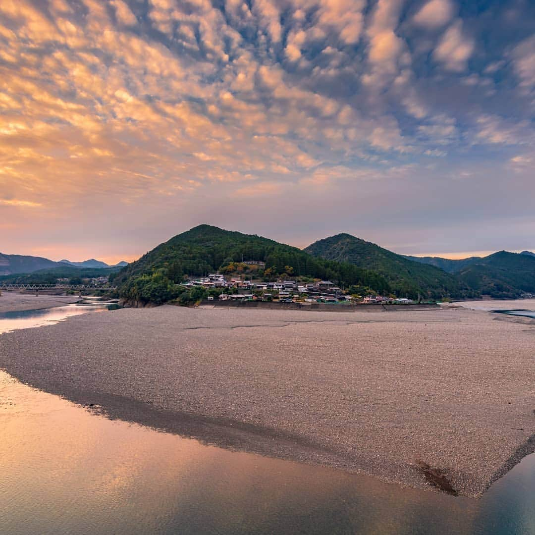 レンズアップルさんのインスタグラム写真 - (レンズアップルInstagram)「.⁣⁣⁣⁣ 🎐夏目前！涼しい川のイチオシスポットをご紹介🎐⁣⁣ ⁣⁣⁣ 熊野川は和歌山県と三重県の県境に位置している川です。⁣ ⁣ 江戸時代は #熊野本宮大社 から #熊野速玉大社 まで川舟で参詣されており、 熊野川は熊野三山への重要な参詣道でした。⁣⁣ ⁣⁣⁣ 📌熊野川⁣ 住所：和歌山県新宮市熊野川町篠尾 ⁣⁣⁣ ⁣⁣⁣ #観光 #インスタ映え #熊野川 #和歌山 #三重 #japan #初夏 #川 #透明 #レンズ越しの私の世界 #旅行好きな人と繋がりたい #国内旅行 #女子旅 #女子旅行 #旅女子 #旅好き女子 #triptojapan #パレンテ #レンズアップル #WAVE #コンタクトレンズ #コンタクト #コンタクトデビュー #カラコン #カラコンレポ #レンズアップル大宮店 #レンズアップル千葉店 #beautifulview」6月27日 12時34分 - lensapple