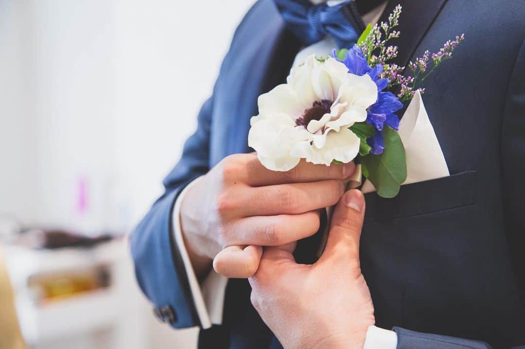 Villas des mariages TAKASAKIさんのインスタグラム写真 - (Villas des mariages TAKASAKIInstagram)「. . #ブートニア . その昔、男性が女性にプロポーズするときに、野の花を摘んで花束にしプロポーズの言葉と一緒に花束を渡しました 花束を渡された女性は結婚をお受けする返事として、花束の中から一輪の花を抜き男性の胸に挿した . という素敵な由来があります . . #ヴィラデマリアージュ #Takasaki #感謝 #絆 #wedding #式場見学 #式場探し #群馬花嫁 #群馬結婚式 #卒花嫁 #卒花 #卒花レポ #プレ花嫁 #結婚式レポ #marry花嫁 #justmarried #2019夏婚 #2019秋婚 #全国のプレ花嫁さんと繋がりたい #写真好きな人と繋がりたい #ヴィラマリ花嫁 #ウェディングフォト #プラコレ #ウェディングアイテム #新郎 #タキシード #ブートニア」6月27日 12時49分 - villas_des_mariages_takasaki