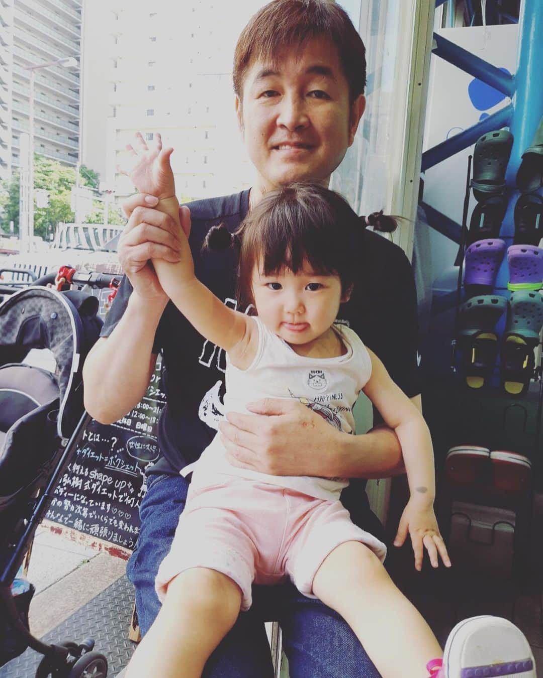Yuka Maeda ::manicurelistのインスタグラム：「井岡会長と💓😳 男の人慣れてないので最初会長に戸惑ってたようですが最後はお膝の上に座らせてもらうくらい楽しんだみたい😂 井岡ジムのみなさん✨会長✨ ありがとうございました☺️💓💓 #ボクシング #井岡 #井岡ジム #井岡会長 #ベビーカー両サイドにステッカーはってくれた！！（笑）」