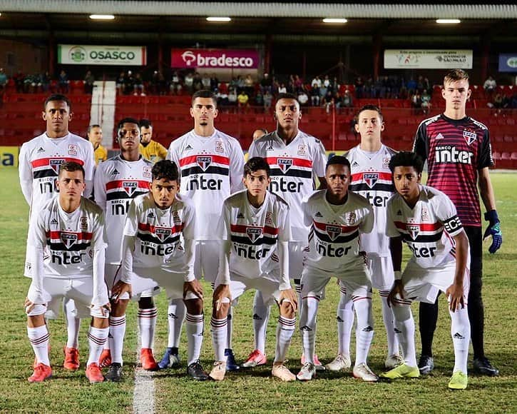 São Paulo FCさんのインスタグラム写真 - (São Paulo FCInstagram)「Atualizando... 🤷‍♂️🇾🇪 ‪⠀⠀⠀⠀⠀⠀⠀⠀⠀‬ Goleiro Young brilha, Tricolor vence o Palmeiras nos pênaltis e garante vaga nas semifinais do Campeonato Brasileiro Sub-17! #MadeInCotia ‪⠀⠀⠀⠀⠀⠀⠀⠀⠀‬ ‪📸 Rubens Chiri / saopaulofc.net‬」6月27日 12時44分 - saopaulofc