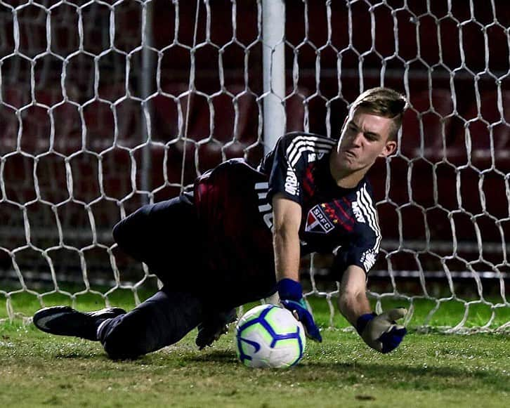 São Paulo FCさんのインスタグラム写真 - (São Paulo FCInstagram)「Atualizando... 🤷‍♂️🇾🇪 ‪⠀⠀⠀⠀⠀⠀⠀⠀⠀‬ Goleiro Young brilha, Tricolor vence o Palmeiras nos pênaltis e garante vaga nas semifinais do Campeonato Brasileiro Sub-17! #MadeInCotia ‪⠀⠀⠀⠀⠀⠀⠀⠀⠀‬ ‪📸 Rubens Chiri / saopaulofc.net‬」6月27日 12時44分 - saopaulofc