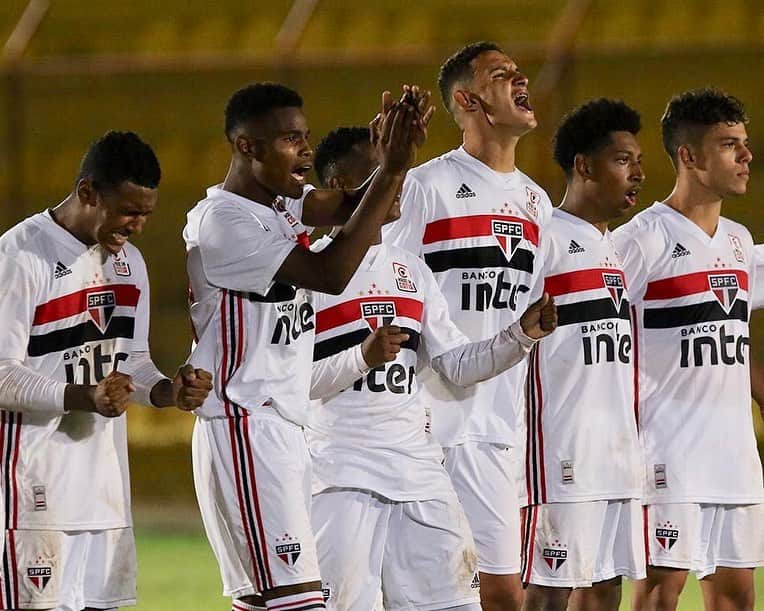 São Paulo FCさんのインスタグラム写真 - (São Paulo FCInstagram)「Atualizando... 🤷‍♂️🇾🇪 ‪⠀⠀⠀⠀⠀⠀⠀⠀⠀‬ Goleiro Young brilha, Tricolor vence o Palmeiras nos pênaltis e garante vaga nas semifinais do Campeonato Brasileiro Sub-17! #MadeInCotia ‪⠀⠀⠀⠀⠀⠀⠀⠀⠀‬ ‪📸 Rubens Chiri / saopaulofc.net‬」6月27日 12時44分 - saopaulofc