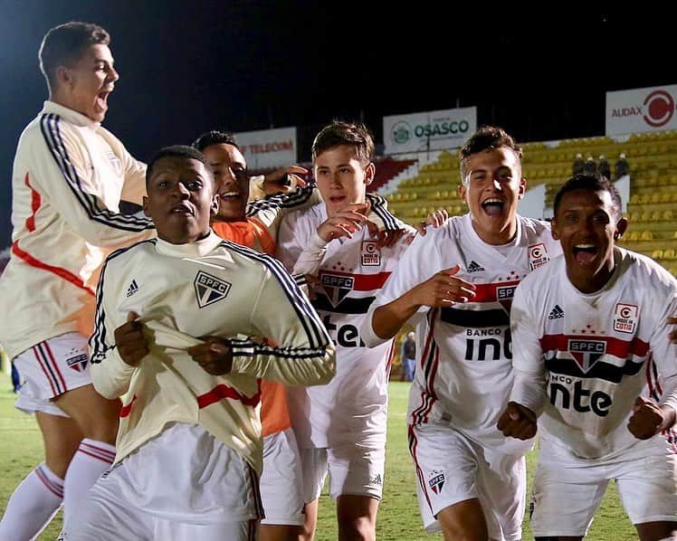 São Paulo FCさんのインスタグラム写真 - (São Paulo FCInstagram)「Atualizando... 🤷‍♂️🇾🇪 ‪⠀⠀⠀⠀⠀⠀⠀⠀⠀‬ Goleiro Young brilha, Tricolor vence o Palmeiras nos pênaltis e garante vaga nas semifinais do Campeonato Brasileiro Sub-17! #MadeInCotia ‪⠀⠀⠀⠀⠀⠀⠀⠀⠀‬ ‪📸 Rubens Chiri / saopaulofc.net‬」6月27日 12時44分 - saopaulofc