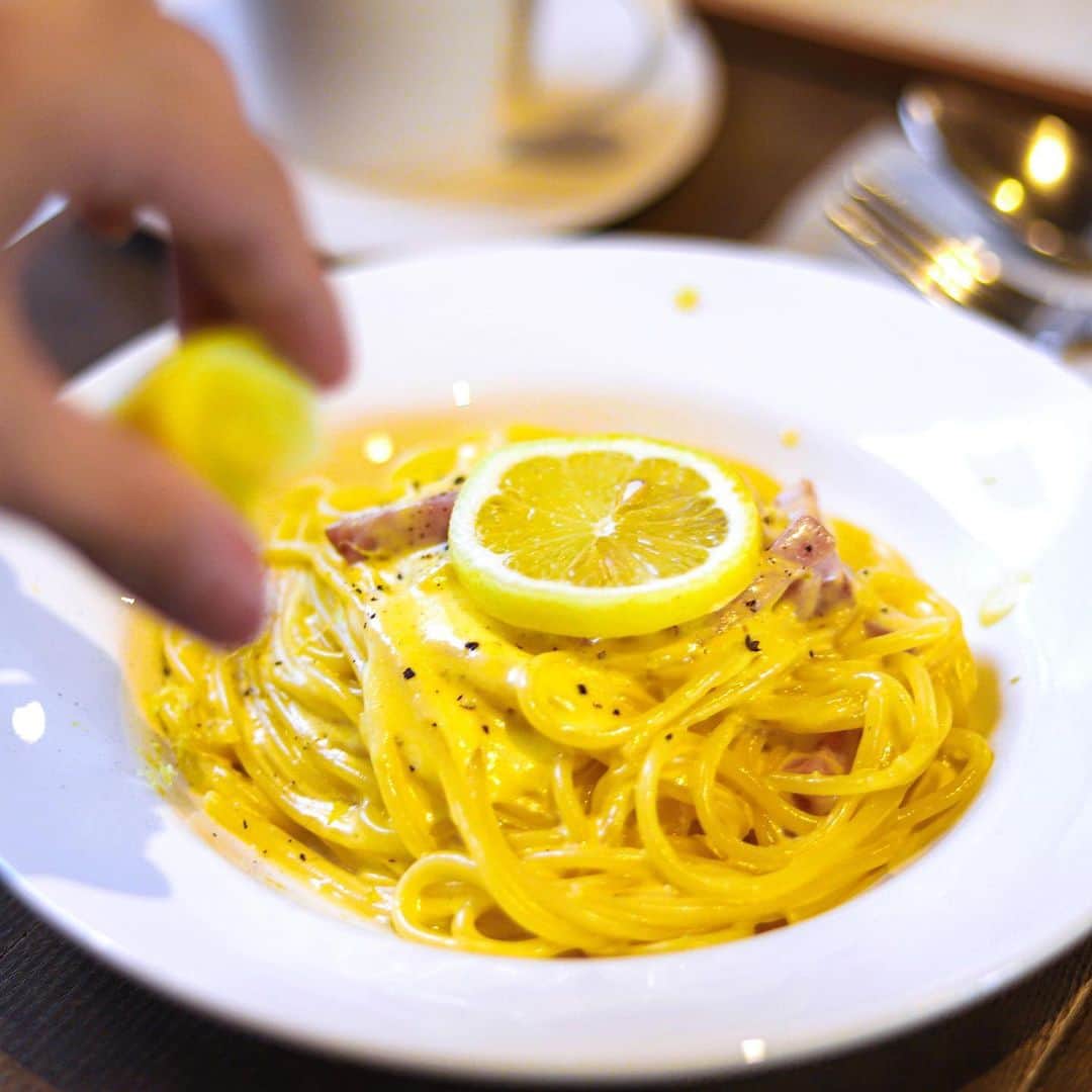 きょん。さんのインスタグラム写真 - (きょん。Instagram)「. .  水尾之路 @mionomichi  フォロワーさん情報を 頼りに訪れてみたところ 最高に良すぎた 古民家リノベのカフェ&宿泊処。  レモン香る カルボナーラに 追いレモン🍋  次尾道を訪れる際は ここに宿泊すると決めた。  #水尾之路 #pasta#lemon」6月27日 12時44分 - kyon_tokiiro