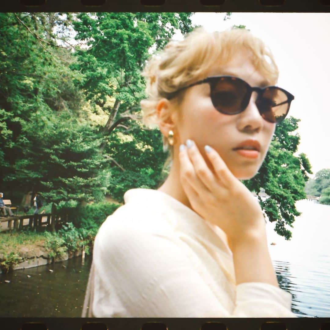 Zoff Officialのインスタグラム：「Zoff NIGHT & DAY / ZN191G01_49A1 Model  @rabbit____2 女性らしい白のワンピースには、カジュアルな印象のウェリントン型のメガネを合わせて抜け感を出して。 決めすぎないラフなデートスタイルにも◎。 #Zoff #FASION #eyewearstyle #メガネ #ゾフ女子 #Zoffコーデ #アトレ吉祥寺 #コピス吉祥寺 #吉祥寺 #東京 #tokyo」