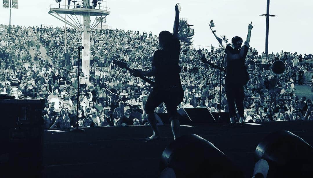 グー・グー・ドールズさんのインスタグラム写真 - (グー・グー・ドールズInstagram)「A hot night in Arkansas at Walmart Amp .... thanks so much for the sing along !!!!!」6月27日 12時56分 - googoodollsofficial